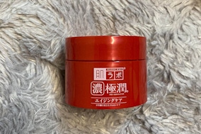 一瓶雙效試用推薦！肌研史上第一瓶添加日本厚生省核准有效抗皺美白成分，細紋改善x黑斑對策，重現年輕透亮！