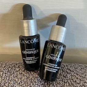 蘭蔻小黑瓶！精華液就像是皮膚的綜合營養素，所以肯定要以好吸收，有效果的為優先選擇之一！