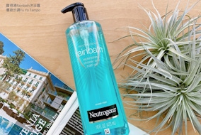 推薦露得清Rainbath沐浴露，質地淡藍色超美的~