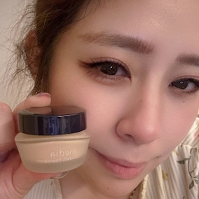 媚點極上粉嫩保濕粉底霜質地柔軟，瞬間提亮肌膚色調