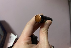 一隻Curél珂潤潤浸保濕光透勻彩潤唇膏在手，嘴唇水潤光彩跟著妳走一整天