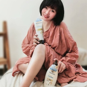 Aveeno艾惟諾《小光瓶》搭磨砂膏，挑戰7日美、滑、白、嫩超有fu