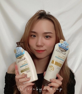 夏季必備的身體換膚｜Aveeno艾惟諾「小光瓶」燕麥煥光奇肌保濕乳+磨砂膏實際心得