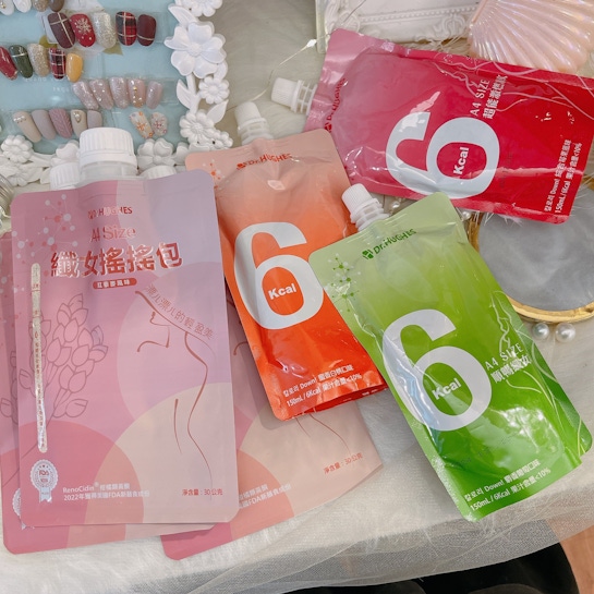 A4 Size輕凍飲系列  由 #專業許宸博士領軍臺大團隊，  與韓國頂尖發酵大廠Vitech攜手合作，  三款皆添加高吸收植萃精華-