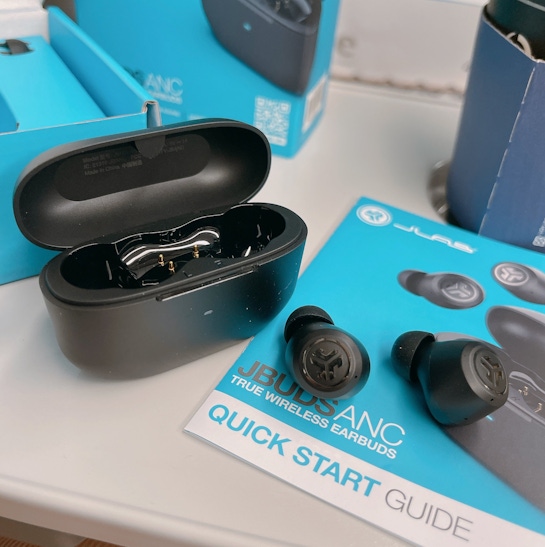 真無線藍牙耳機JLab JBuds ANC 3／降噪耳機＋內建充電線，連線APP做客製化的EQ音場設定，高品質的通話及影音效果。續航力十足！！