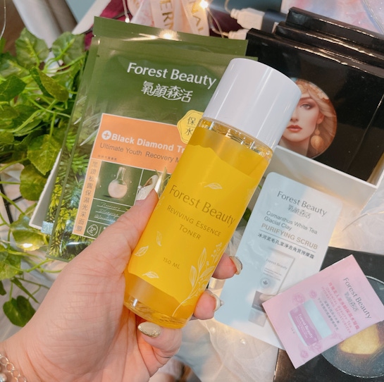 夏日必備養顏保養一  連續多年榮獲世界品質評鑑大賞與入圍全球美容奧斯卡的肯定：高效彈嫩兒茶素精華露！！