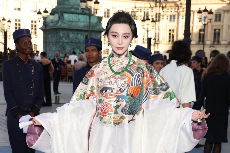 范冰冰霸氣現身巴黎街頭！巴黎奧運暖身預備備～當時尚之都與運動盛典相碰撞，會產生什麼火花呢？