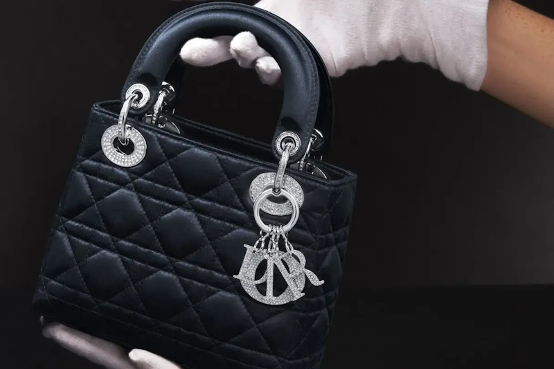 法式優雅就要背這款！精選10個Dior迪奧包款推薦，一起學習當個時尚女人～