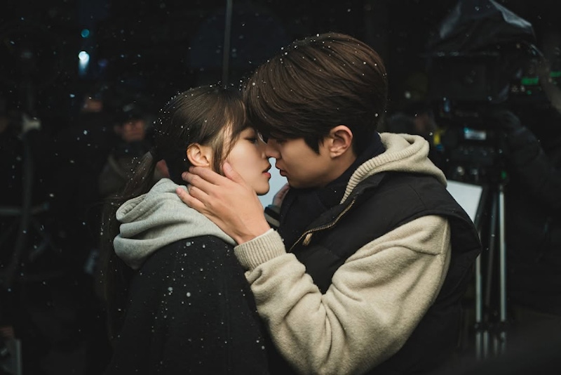 《我們的浪漫電影》評價好看！鈍感陽光小狗男與喪父創傷女彼此療癒故事、金材昱演哥哥太揪心：學習失去仍不忘去愛