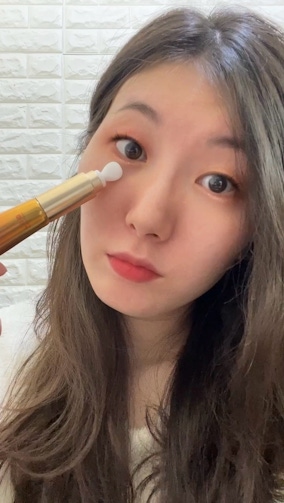 京城之霜超維A雙動能緊緻電眼霜，讓你解放雙手，注意！！你眼下的細紋和黑眼圈，「震」在消失中！！