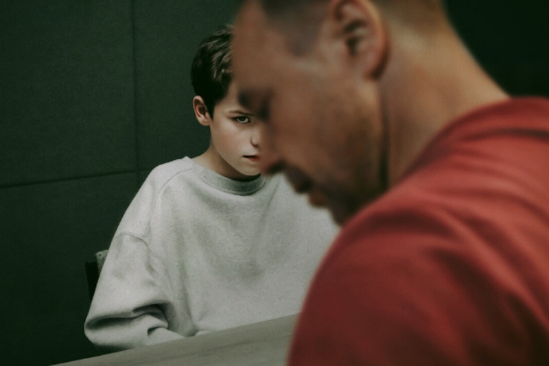 《混沌少年時》Netflix隱藏版好劇！網友狂推一鏡到底拍攝、小演員歐文庫柏太出色！誰家都可能發生的驚悚事件