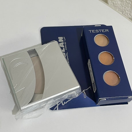 KRYOLAN歌劇魅影-光影塑形三效粉霜和七秒修顏粉餅的旅行用體驗組開箱分享