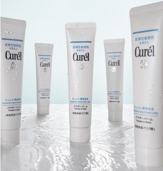 夏天毛孔油光OUT！Curél吸油保濕柔焦霜打造滑嫩濾鏡肌