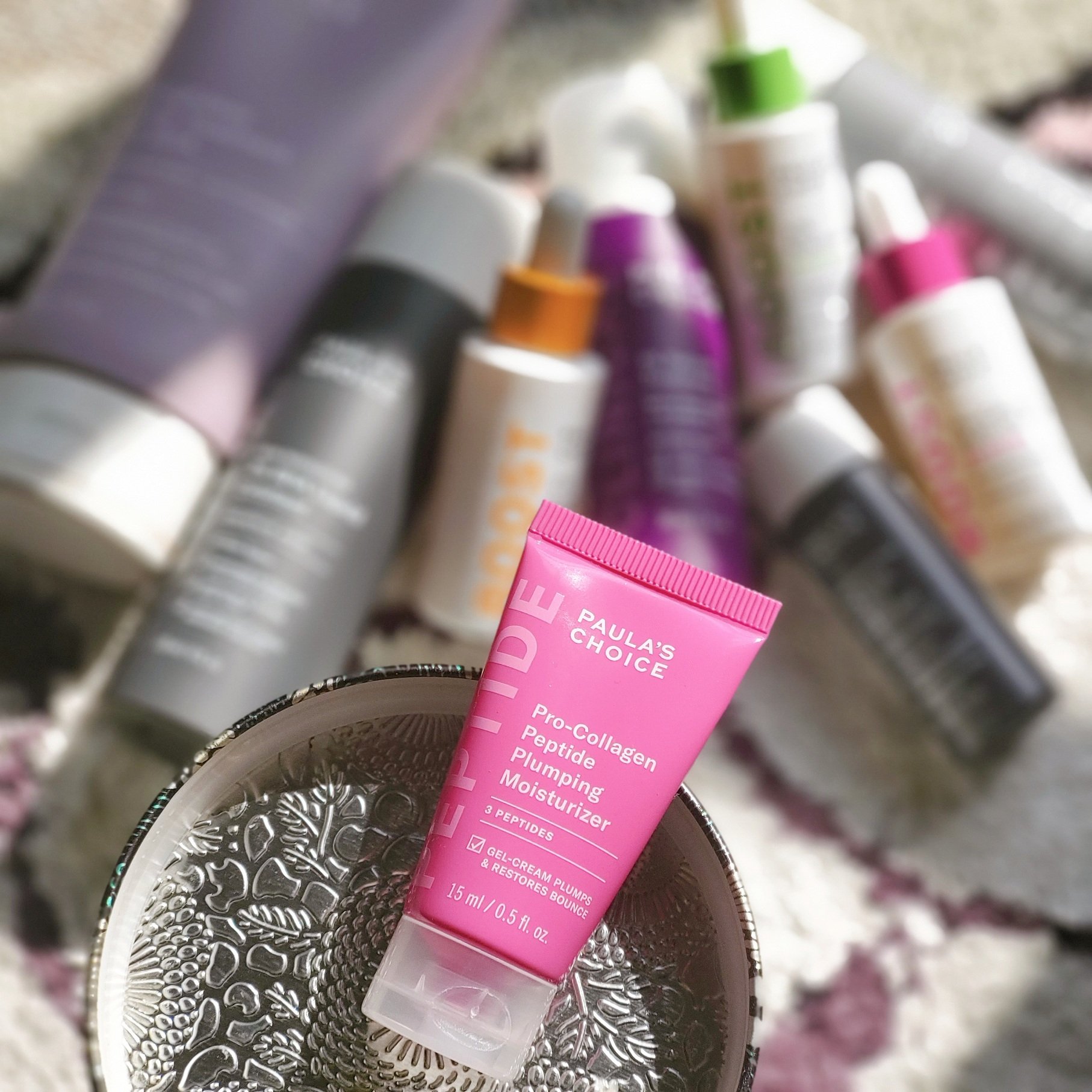 高效胜肽膠原緊緻霜可定義為輕盈版的霜類產品