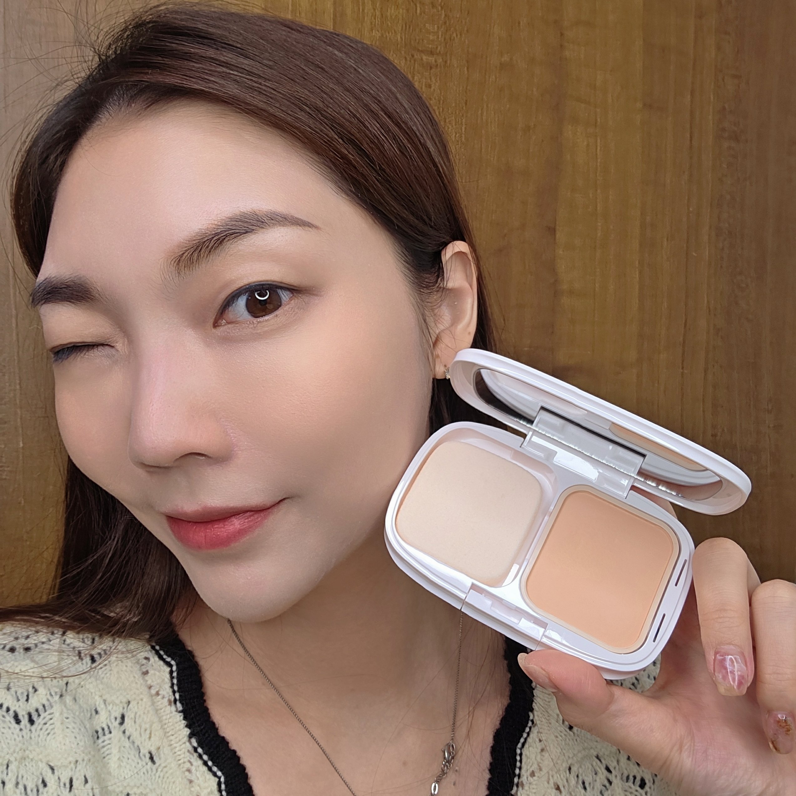 media luxe媚點「雪紡親膚粉餅00粉嫩色」一拍柔焦澎亮，打造自然好氣色底妝