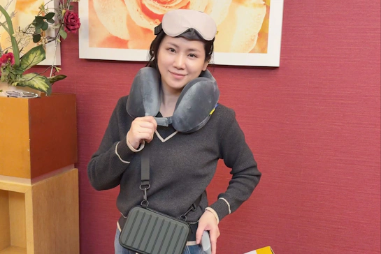 [旅行]TRAVEL BLUE藍旅-優惠【旅途有型禮盒：親膚烤漆斜背包、寧靜頸枕】Cindy開箱