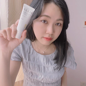 ALLIE持采濾鏡修妍UV防曬乳 能有效的遮蓋毛孔，抹起來輕盈好推開。