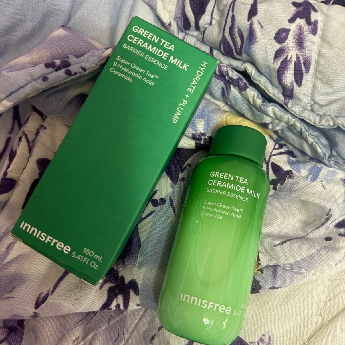 這瓶 INNISFREE 綠茶神經醯胺牛奶水精華，有點意外它的表現