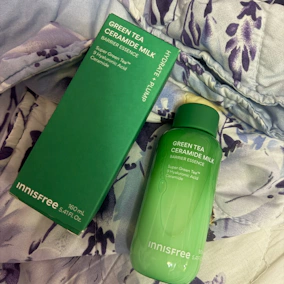 這瓶 INNISFREE 綠茶神經醯胺牛奶水精華，有點意外它的表現