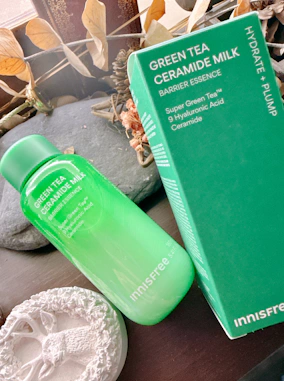 用了 INNISFREE 綠茶神經醯胺牛奶水精華， 它是那種一抹就懂的質地—— 乳白色、水感偏精華，對敏感肌來說真的很安心！